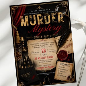 Könnte beinhalten: Eine Einladungskarte für eine Murder Mystery Dinnerparty mit schwarzem Hintergrund, goldener Schrift, rotem Vorhang, Lupe, Federkiel, Wachssiegel und Pergamenteinlage. Der Text enthält Veranstaltungsdetails, Datum, Uhrzeit und Ort.