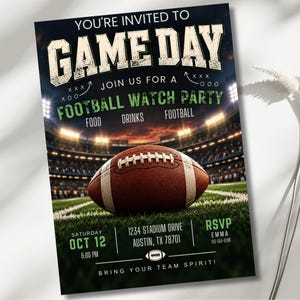 Puede incluir: Un folleto de invitación rectangular para una fiesta de fútbol americano con un balón marrón sobre un campo de césped en un estadio. El texto dice: YOU'RE INVITED TO GAME DAY, JOIN US FOR A FOOTBALL WATCH PARTY, FOOD, DRINKS, FOOTBALL, OCT 12.