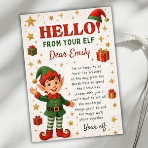 Puede incluir: Una tarjeta de Navidad con el texto "HELLO! FROM YOUR ELF Dear Emily". La tarjeta presenta una ilustración de un elfo con un atuendo verde y rojo, rodeado de cajas de regalo y estrellas.