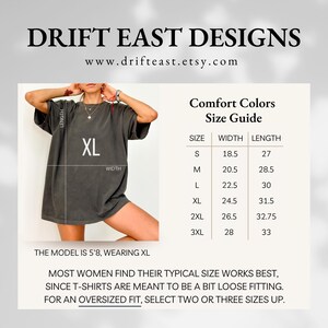 Op de afbeelding: Maattabel voor T-shirts van het merk Comfort Colors. De tabel toont maten van S tot 3XL met de bijbehorende breedte- en lengtematen in inches. Het model draagt een T-shirt in maat XL.