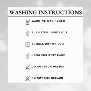 Op de afbeelding: Wasinstructies voor een kledingstuk. Machinewas koud, kledingstuk binnenstebuiten keren, drogen in de droger op lage temperatuur, hangen voor de beste verzorging, ontwerp niet strijken, geen bleekmiddel gebruiken.