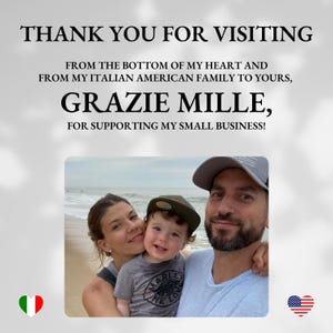 Pu&ograve; includere: Una famiglia di tre persone, un uomo, una donna e un bambino piccolo, sorridono alla telecamera. Sono in piedi su una spiaggia con l'oceano sullo sfondo. L'immagine include il testo "Grazie per la visita. Dal profondo del mio cuore e dalla mia famiglia italo-americana alla tua, Grazie Mille, per il supporto alla mia piccola attivit&agrave;!"