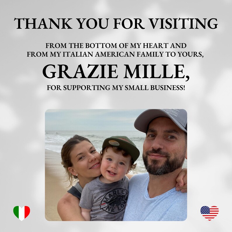 Pu&ograve; includere: Una famiglia di tre persone, un uomo, una donna e un bambino piccolo, sorridono alla telecamera. Sono in piedi su una spiaggia con l'oceano sullo sfondo. L'immagine include il testo "Grazie per la visita. Dal profondo del mio cuore e dalla mia famiglia italo-americana alla tua, Grazie Mille, per il supporto alla mia piccola attivit&agrave;!"
