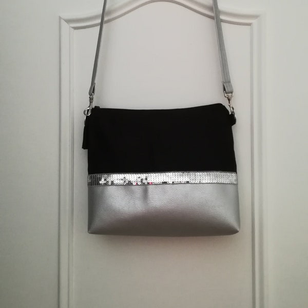 Petit sac à main argenté, suédine noire, paillettes /Pochette bandoulière noir et argenté style Vanessa Bruno porté épaule