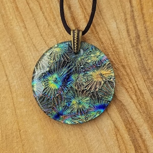 Wisiorek i naszyjnik z wielokolorowego szkła teksturowanego Sunburst Dichroic - okrągły wisiorek ze szkła topionego - biżuteria Dichroic