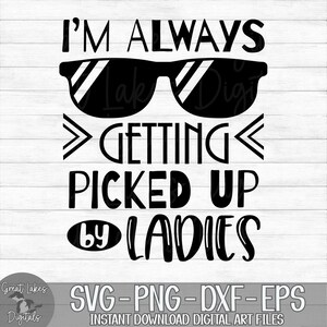 Puede incluir: Diseño gráfico en blanco y negro con el texto "I'M ALWAYS >GETTING< PICKED UP BY LADIES" y gafas de sol. El texto está en negrita, fuente sin serifas. Las gafas de sol están estilizadas con rayas blancas.