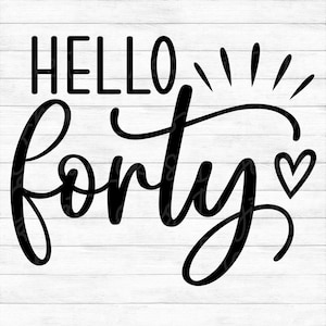 Op de afbeelding: Zwarte tekst "HELLO forty" met een hart op een witte houtnerf achtergrond. De afbeelding bevat de tekst "SVG-PNG-DXF-EPS" en "INSTANT DOWNLOAD DIGITAL ART FILES". Het logo van Great Lakes Digitals staat linksonder.