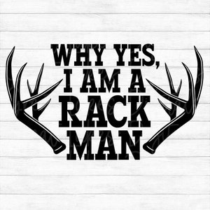 Puede incluir: Diseño gráfico en blanco y negro con un par de cuernos de ciervo y el texto "WHY YES, I AM A RACK MAN".