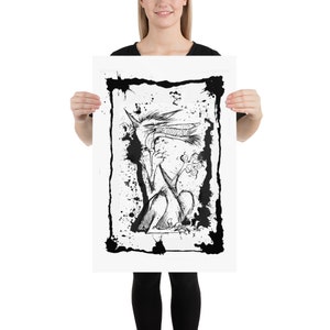 Könnte beinhalten: Schwarz-Weiß-Kunstdruck mit einer stilisierten Kreatur mit markanten Merkmalen und einer ausdrucksstarken Pose. Das Kunstwerk ist mit einem schwarzen Rahmen und Tintenspritzern versehen, was einen kühnen und dynamischen visuellen Effekt erzeugt. Der Druck wird von einer Person gehalten.