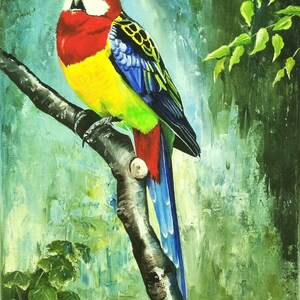 Puede incluir: Una pintura vibrante de un loro posado en una rama. El ave presenta una cabeza roja, pecho amarillo, alas azules y una larga cola azul. El fondo es una mezcla de verde y azul, con follaje frondoso.