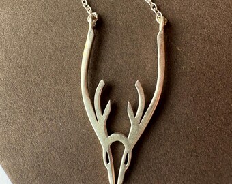 Collana con ciondolo a forma di cervo in argento sterling 925, design a scudo decorato con corna di cervo, gioiello ispirato alla natura, regalo per uomo e donna. - Italia