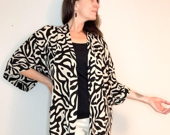 Schwarz-Weiß-Rayon Kimono Duster: Leichte Strand-Vertuschung mit abgetrenntem Gürtel