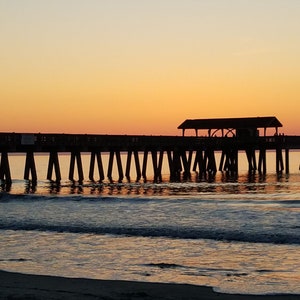 Puede incluir: Juego de tres tazas de cer&aacute;mica con acabado mate moteado. Las tazas son de color crema, gris claro y gris oscuro. Cada taza tiene un dise&ntilde;o simple y minimalista, ideal para caf&eacute; o t&eacute;.