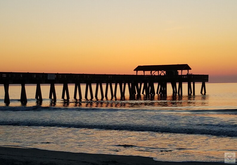 Puede incluir: Juego de tres tazas de cer&aacute;mica con acabado mate moteado. Las tazas son de color crema, gris claro y gris oscuro. Cada taza tiene un dise&ntilde;o simple y minimalista, ideal para caf&eacute; o t&eacute;.