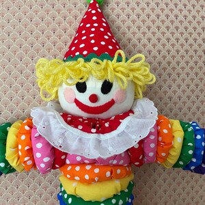 Puede incluir: Una taza de cer&aacute;mica blanca con un asa negra y el texto "But First, Coffee" en negro y negrita. La taza est&aacute; sobre una superficie de madera. La taza mide 10 cm de alto.