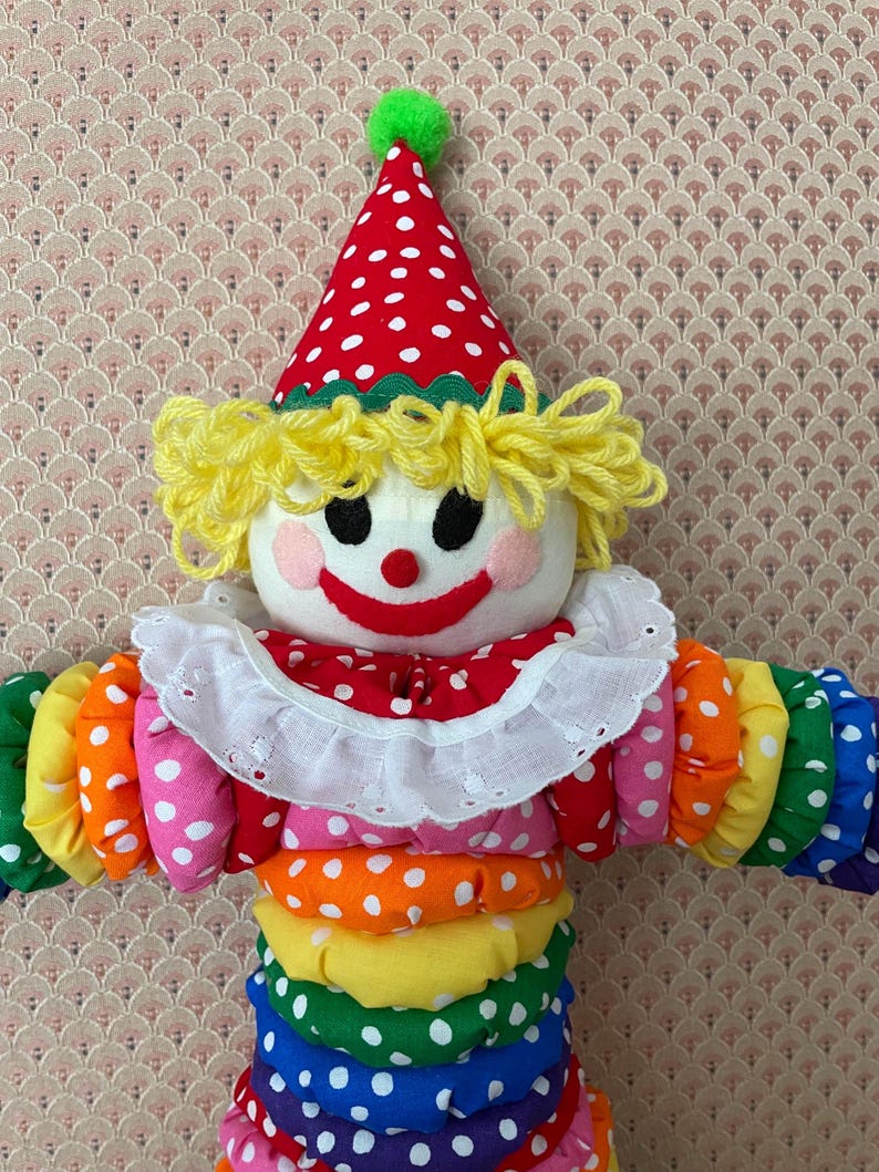 Puede incluir: Una taza de cer&aacute;mica blanca con un asa negra y el texto "But First, Coffee" en negro y negrita. La taza est&aacute; sobre una superficie de madera. La taza mide 10 cm de alto.