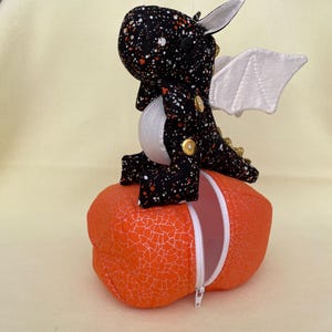 Cría de dragón de peluche con huevo con cremallera; juguete de algodón hecho a mano o coleccionable