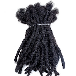 Peut inclure: Un paquet de dreadlocks en cheveux humains noirs liés ensemble par un élastique.