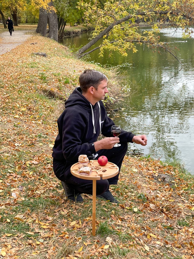 Portable Folding Wine Picnic Table Wood Outside Table for Outdoors Small Table with Holder for Glasses Cheese and Snack Board Bild 9