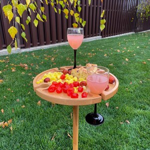 Portable Folding Wine Picnic Table Wood Outside Table for Outdoors Small Table with Holder for Glasses Cheese and Snack Board Bild 10