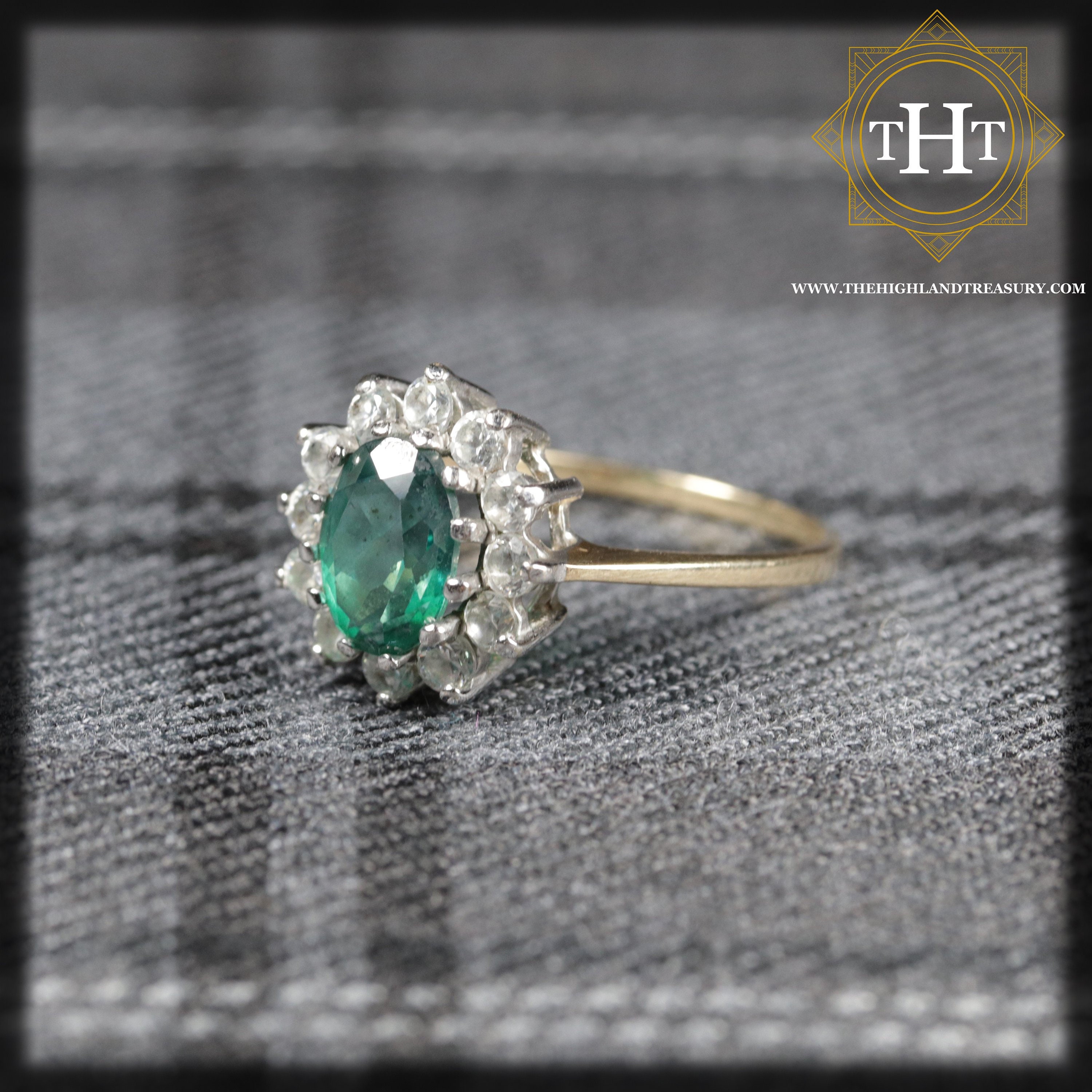 A vintage 9 ct 9 carat 9k gold hallmarked 375 for 1962 translucent green stone ring