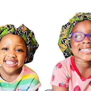 Bonnet bébé en satin d'Ankara doublé de liens, turban africain pour enfants, turban pour enfants, bonnet en soie pour enfants, bonnet marron Ankara pour enfants