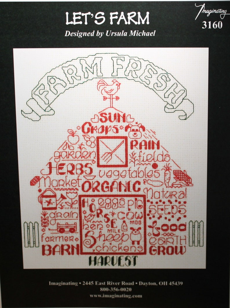 Op de afbeelding: Een kruissteekpatroon voor een boerderijthema. Het patroon toont een rode schuur met de woorden "FARM FRESH" in groen erboven. De schuur is gevuld met woorden die te maken hebben met boeren, zoals "zon", "gewassen", "regen", "kruiden", "groenten", "biologisch", "zaden", "goede aarde" en "oogst".