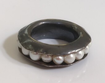 Anillo de plata único con perlas