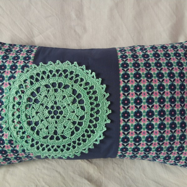 Housse de coussin bleu, rose et turquoise, crochet, cushion cover