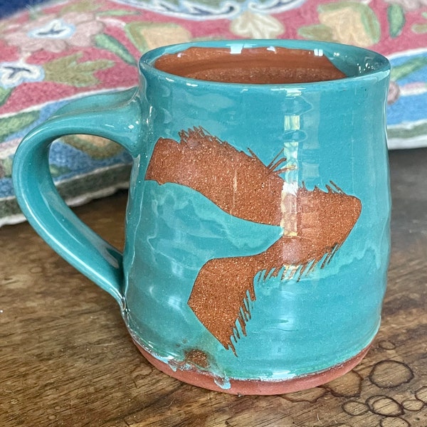 Caneca Studio Art Scraffito Pottery Azul Verde Azul-petróleo Greyhound, Whippet, Deerhound Lurcher Dog Russell Kingston Lynmouth Assinado