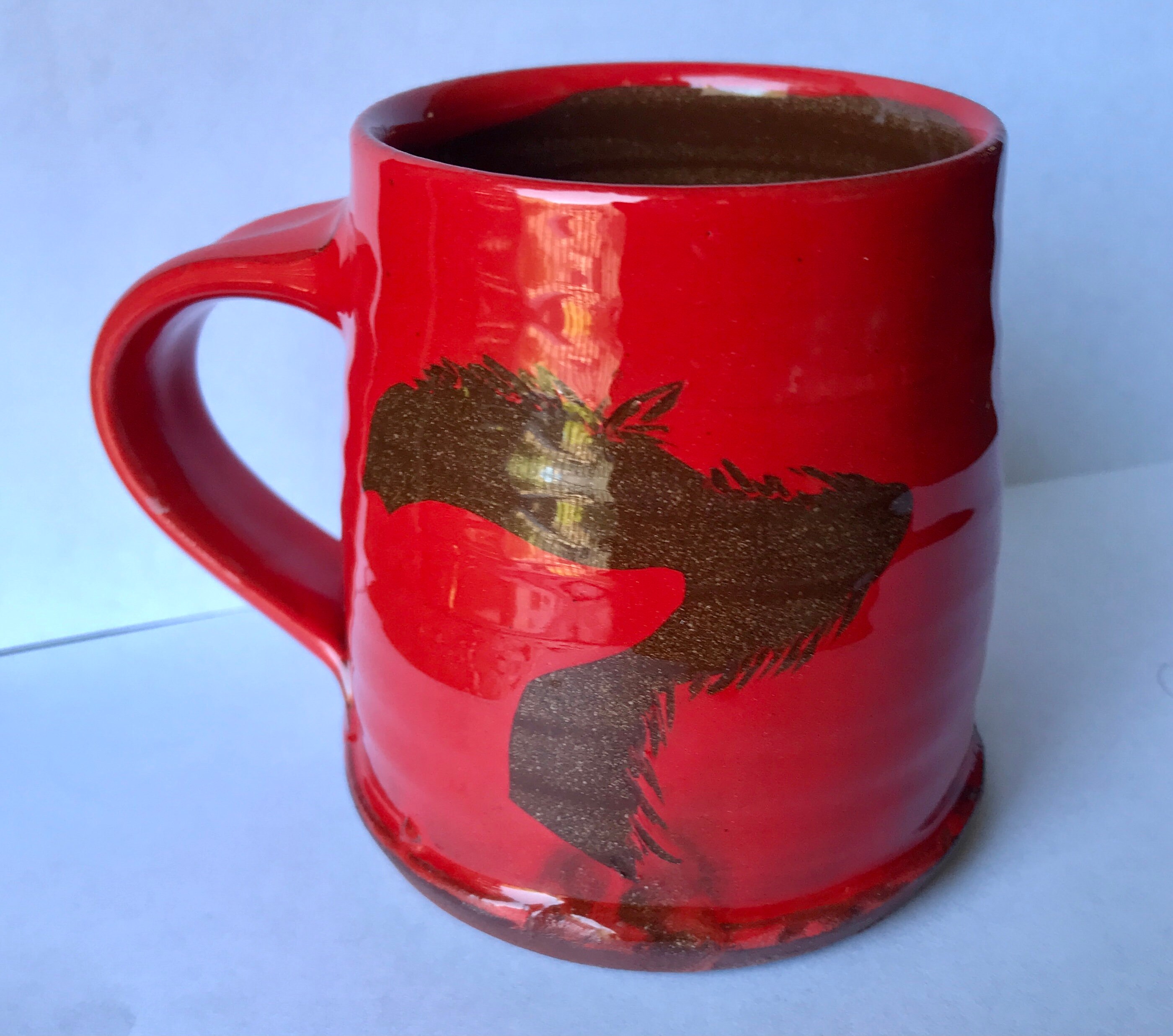 Tazza in ceramica graffito con scritta "Studio Art Greyhound, Whippet, Deerhound Lurcher" di Russell Kingston Lynmouth, firmata da Russell Kingston.