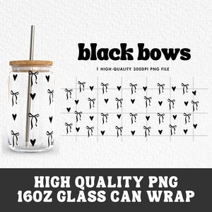 Puede incluir: Lata de vidrio transparente con tapa de bambú y pajita de acero inoxidable. La lata está decorada con lazos y corazones negros. Las palabras "black bows" están encima de una cuadrícula de lazos y corazones.