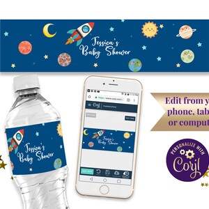 Puede incluir: Una etiqueta de botella de agua azul y blanca con un cohete, estrellas y el texto "Jessica's Baby Shower".