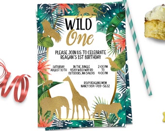 Puede incluir: Una invitación a una fiesta de primer cumpleaños con temática de la jungla con texto de purpurina dorada que dice "WILD One". La invitación presenta un esquema de color verde, dorado y rojo con ilustraciones de hojas tropicales, animales y flores. El texto incluye la fecha, la hora y el lugar de la fiesta, así como la información de RSVP.