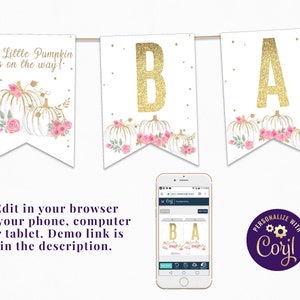 Puede incluir: Una pancarta blanca con letras doradas brillantes que deletrean "BA" y una calabaza blanca con flores rosas a cada lado. La pancarta está decorada con pequeños puntos blancos. El texto "A Little Pumpkin is on the way!" está en el lado izquierdo de la pancarta.