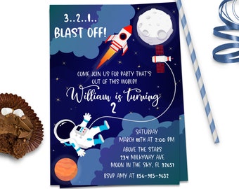 Puede incluir: Una invitación de cumpleaños de temática espacial azul y verde para un niño que cumple dos años. La invitación presenta un cohete, un astronauta, una luna y un planeta. El texto de la invitación dice: "3..2..1.. BLAST OFF! Come join us for party that's out of this world! William is turning 2. Saturday March 18th at 2:00 PM Above the Stars 234 Milkyway Ave Moon in the Sky, FL 32651 RSVP Amy at 856-985-9632"