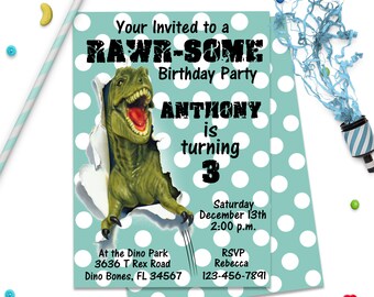 Puede incluir: Un dinosaurio verde irrumpe a través de un fondo de lunares azul verdoso y blanco. El texto dice "Your Invited to a RAWR-SOME Birthday Party ANTHONY is turning 3 Saturday December 13th 2:00 p.m. At the Dino Park 3636 T Rex Road Dino Bones, FL 34567 RSVP Rebecca 123-456-7891"
