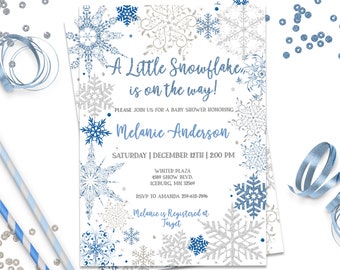 Op de afbeelding: Baby shower uitnodiging met een sneeuwvlok thema. De uitnodiging is wit met blauwe en zilveren sneeuwvlok ontwerpen. Tekst luidt "A Little Snowflake is on the way!" en bevat evenement details en de naam Melanie Anderson.