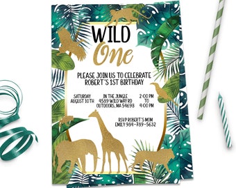 Puede incluir: Una invitación a una fiesta de primer cumpleaños con temática de la jungla con detalles en dorado. La invitación presenta un diseño de hojas tropicales verdes y blancas con siluetas de animales doradas. El texto dice "WILD One" e incluye detalles sobre la fiesta, como la fecha, la hora y el lugar. También se incluye información de RSVP.