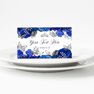 Cartões de lugar quinceanera azul real, rosas azuis e borboletas prateadas, mesa de marmelo, cartões de comida, decorações de festa de 15 anos id243