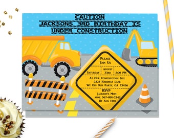 Puede incluir: Una invitación a una fiesta de cumpleaños con temática de construcción con un camión volquete amarillo y una excavadora sobre un fondo gris. La invitación dice "Atención, el tercer cumpleaños de Jackson está en construcción". El texto también incluye la fecha, la hora y la ubicación de la fiesta.