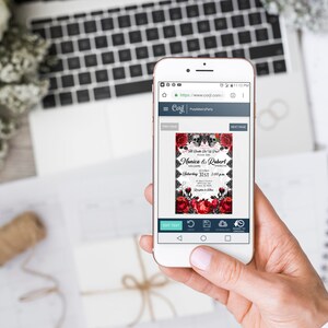 Puede incluir: Una invitaci&oacute;n de boda digital que se muestra en la pantalla de un tel&eacute;fono inteligente. La invitaci&oacute;n presenta un dise&ntilde;o g&oacute;tico con encaje blanco y negro, rosas rojas y calaveras. El texto dice "Monica & Robert, s&aacute;bado 31 14:00".