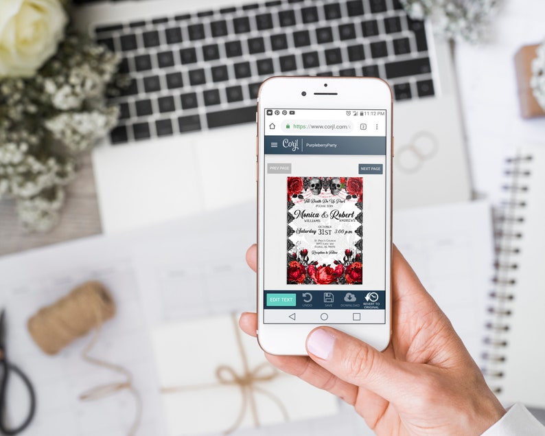 Puede incluir: Una invitaci&oacute;n de boda digital que se muestra en la pantalla de un tel&eacute;fono inteligente. La invitaci&oacute;n presenta un dise&ntilde;o g&oacute;tico con encaje blanco y negro, rosas rojas y calaveras. El texto dice "Monica & Robert, s&aacute;bado 31 14:00".