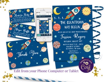 Op de afbeelding: Een uitnodigingsset voor een babyshower met een ruimtethema. De marineblauwe uitnodigingen bevatten planeten, sterren, een raket en de tekst "De aftelling is begonnen". Inclusief een "Bedankt"-kaart, een "Boek voor baby"-kaart en een "Luierloterij"-kaart.