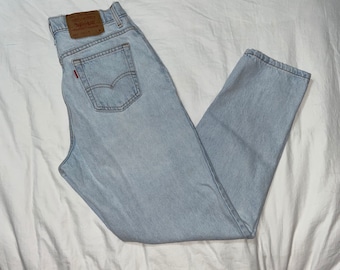 Könnte beinhalten: Hellblaue Jeans aus Denim mit einem braunen Leder-Patch, auf dem "Levi's" auf der Gesäßtasche steht.