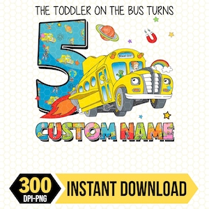 Può includere: Grafica colorata con un autobus scolastico giallo in decollo e un grande numero 5. Il testo recita "The Toddler on the Bus Turns" e "Custom Name". Include un arcobaleno, pianeti e stelle.