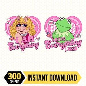 Peut inclure: Téléchargement numérique avec deux images de dessins animés. L'une montre Miss Piggy avec le texte "I AM Everything", et l'autre montre Kermit la grenouille avec le texte "I HAVE Everything I NEED". Les deux sont sur des fonds de cœur roses.