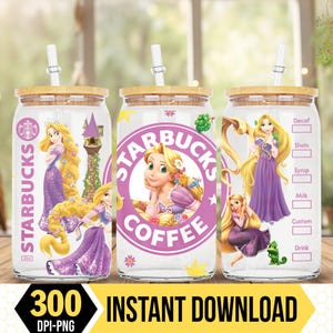 Peut inclure: Trois gobelets en verre avec des couvercles en bois et des pailles, chacun présentant un design différent du personnage Disney Raiponce. Les gobelets ont un logo Starbucks et le texte "300 INSTANT DOWNLOAD DPI-PNG".