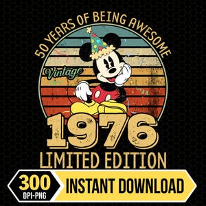 Puede incluir: Gráfico de estilo vintage con Mickey Mouse celebrando su 50 cumpleaños. El diseño incluye el texto "50 Years of Being Awesome", "Vintage", "1976" y "Limited Edition". Mickey lleva un gorro de fiesta.