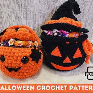Könnte beinhalten: Zwei gehäkelte Halloween-Süßigkeitenhalter. Einer ist ein orangefarbener Kürbis mit einem lächelnden Gesicht und der andere ist ein schwarzer Kessel mit einem Hexenhut. Beide sind mit verpackten Süßigkeiten gefüllt. Der Text "HALLOWEEN CROCHET PATTERN" steht unten.